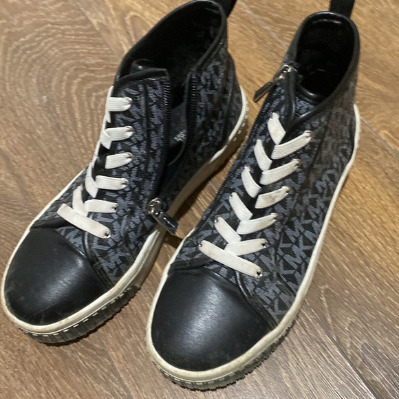 Dirty but just need a little clean and all set 
Size:4 kids 
Brand:Michael Kors - Picture 3 of 3